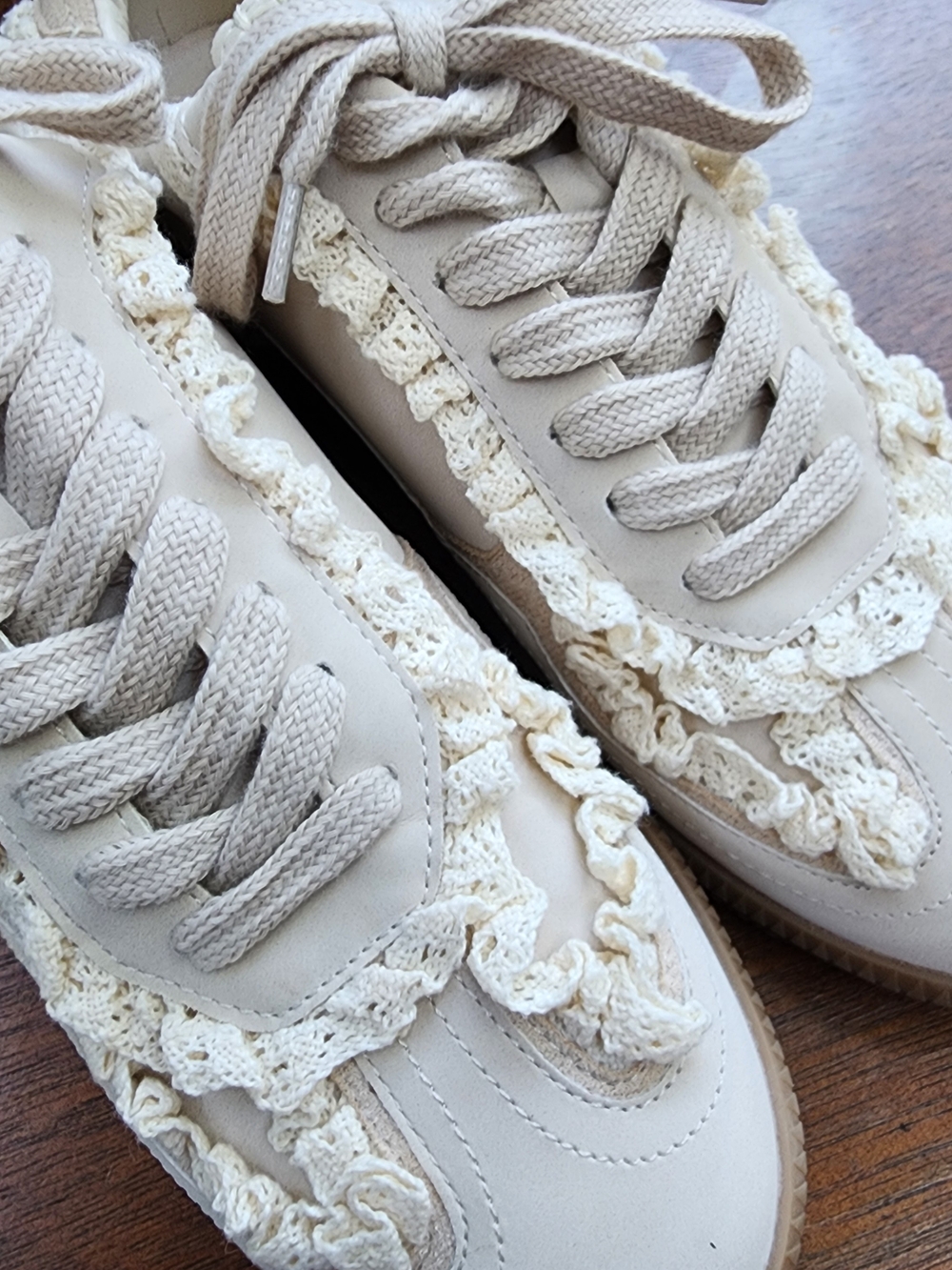 Oasis Society Lacy Crochet Ruffle Sneakers Beige Cream Gum Sole 8